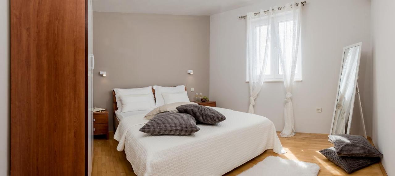 Apartments And Rooms With Parking Space Rogoznica - 10339 Екстериор снимка