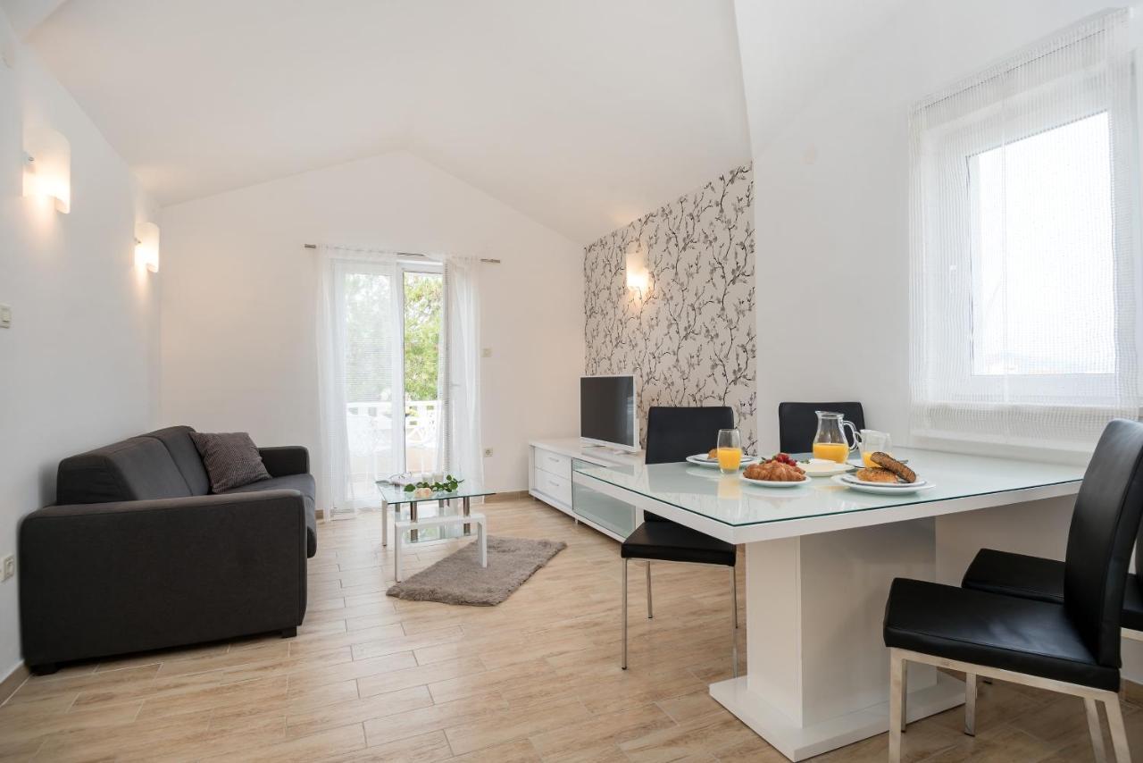 Apartments And Rooms With Parking Space Rogoznica - 10339 Екстериор снимка