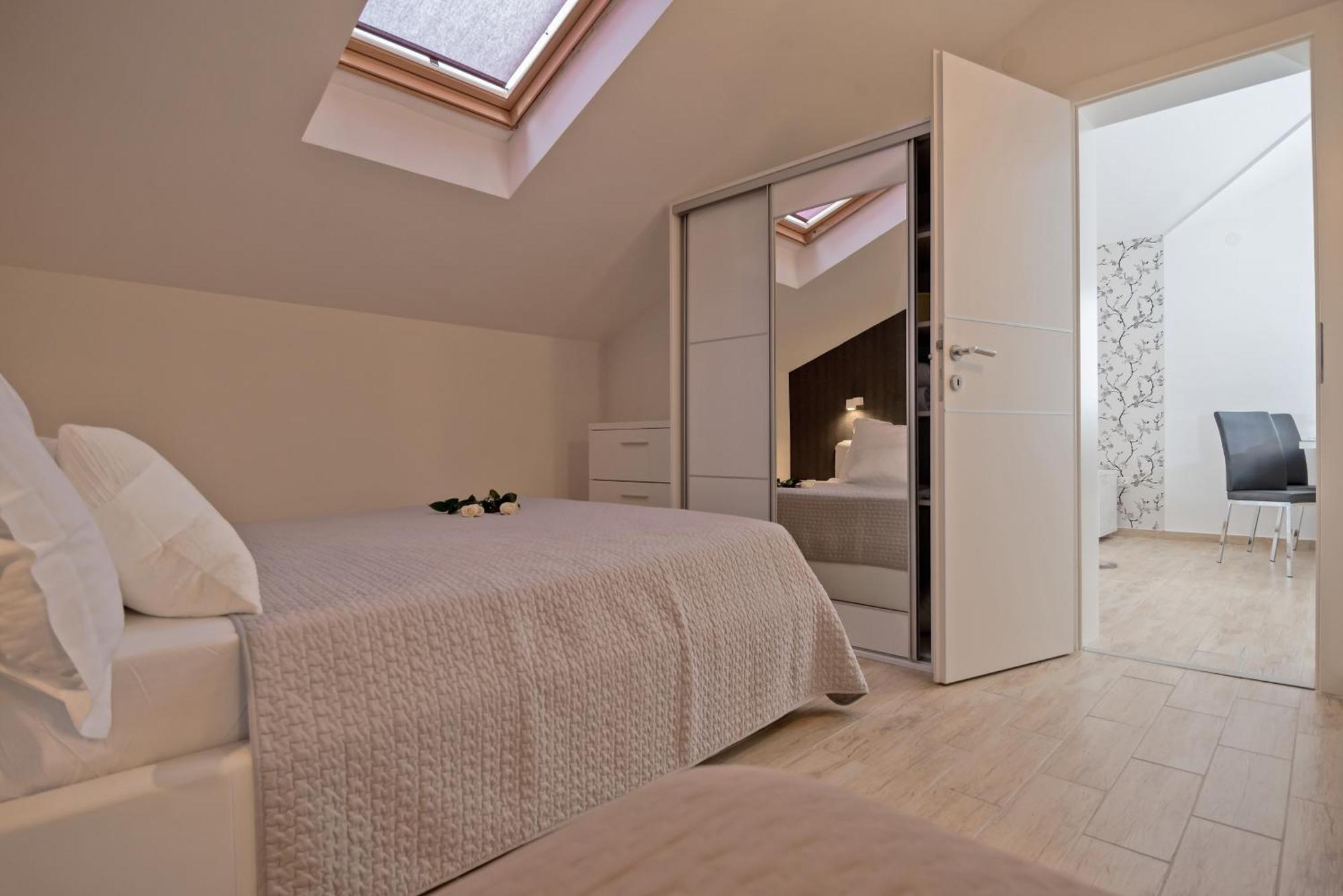 Apartments And Rooms With Parking Space Rogoznica - 10339 Стая снимка