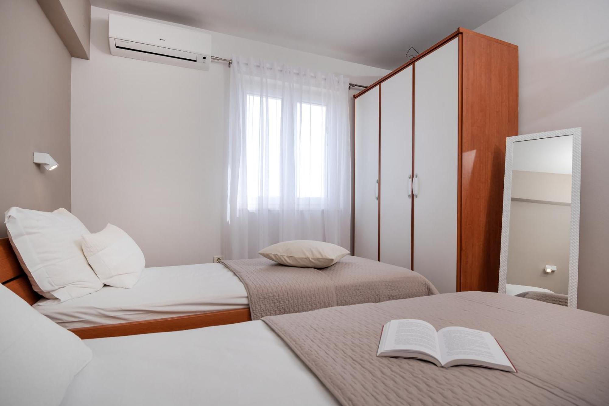 Apartments And Rooms With Parking Space Rogoznica - 10339 Стая снимка
